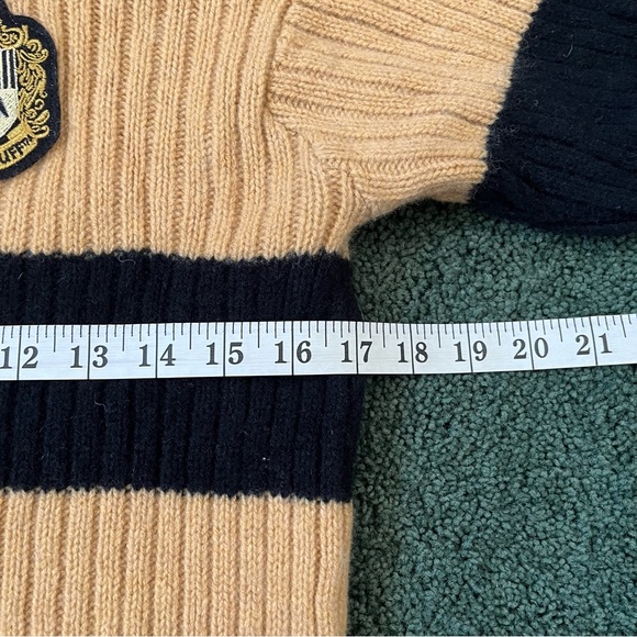 Universal Studios Harry Potter Hufflepuff Quidditch Lambswool Sweater Size Small - Picture 6 of 7